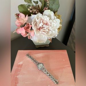 🤍 EUC Women’s Relic Wrist Watch